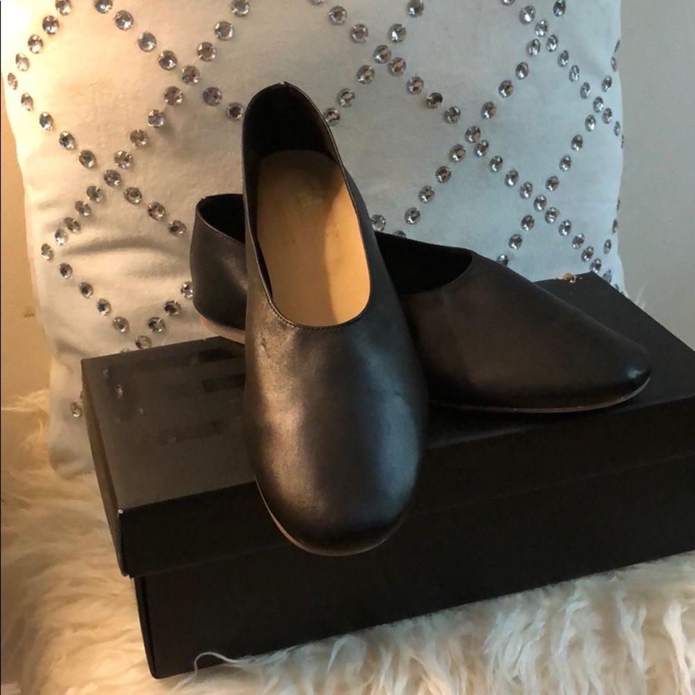 Flat leather shoes